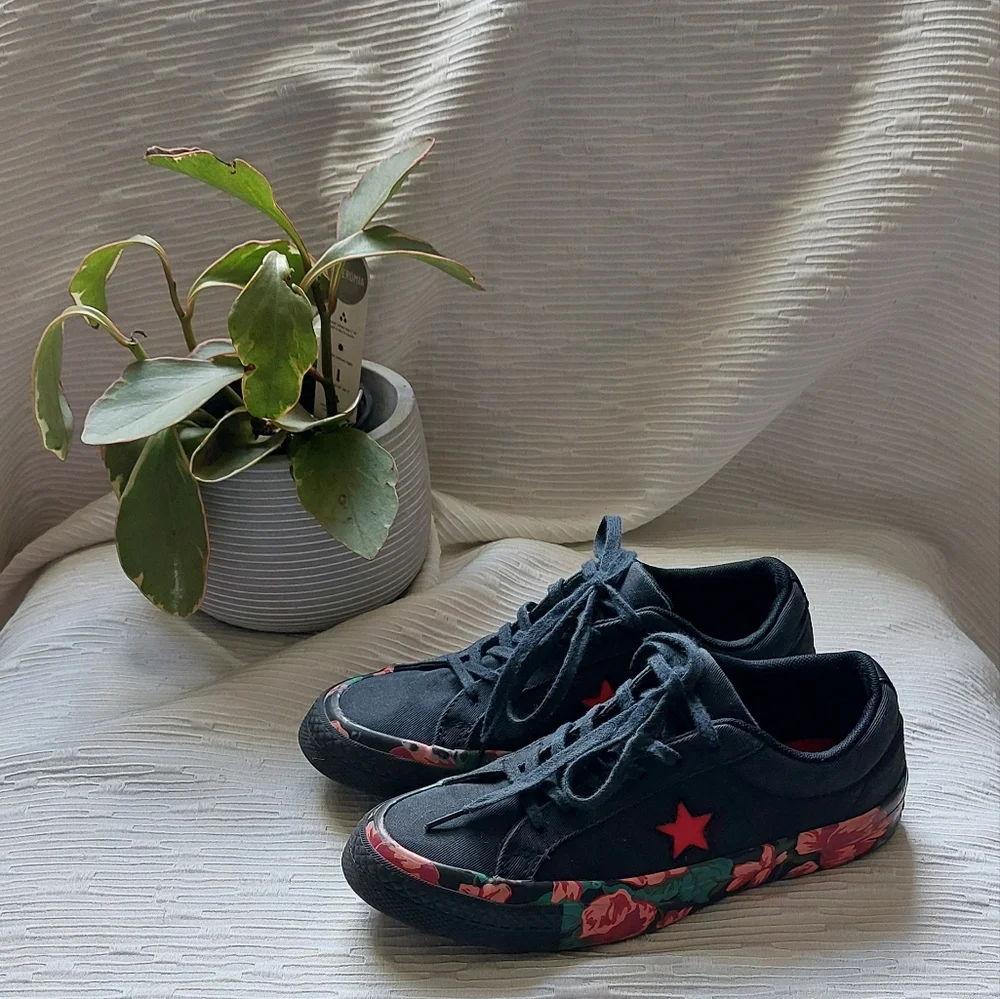 Black and Red Converse Sneakers Size 4 - Picture 1 of 13
